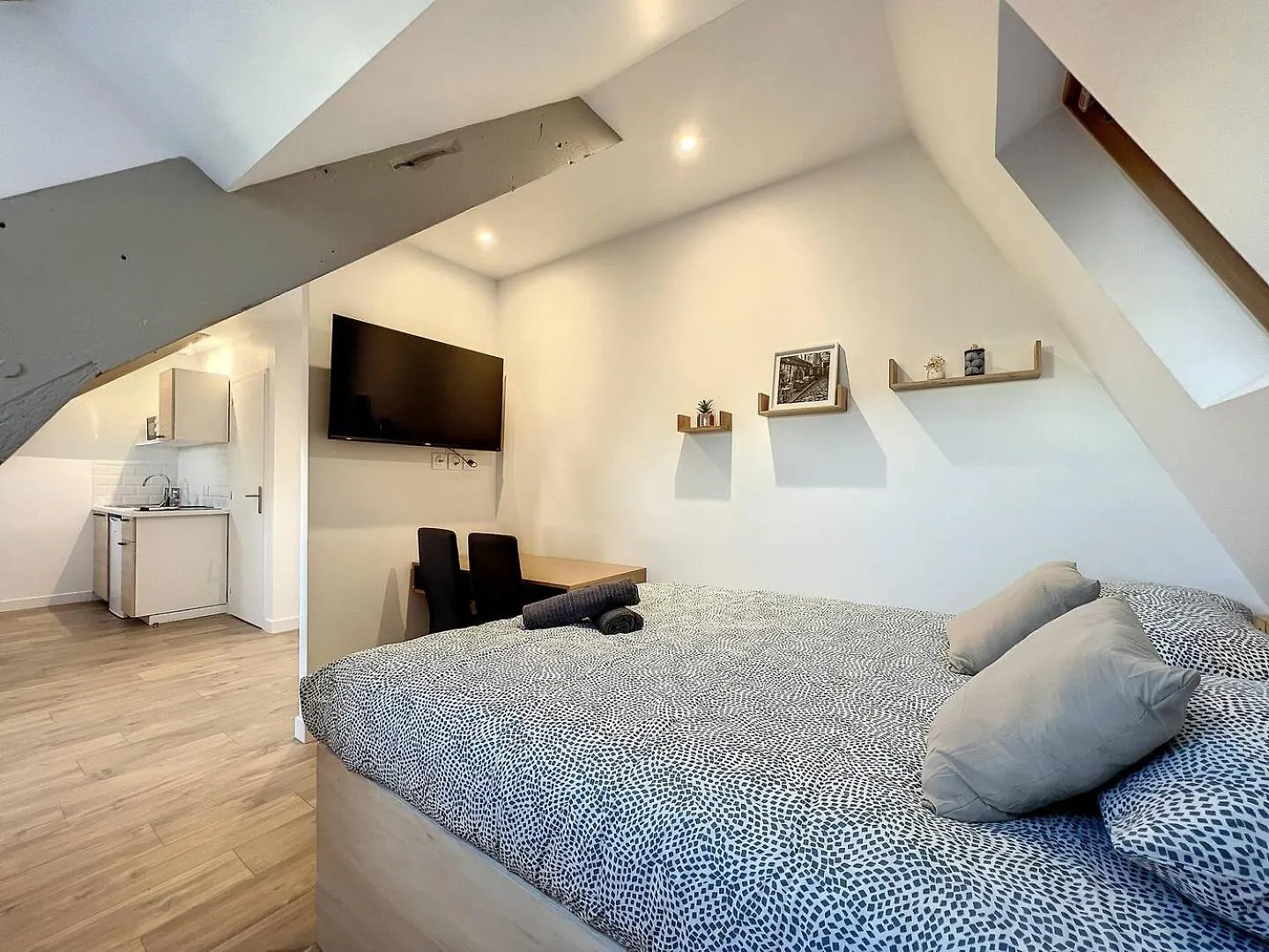 Studio Sous Les Toits Tour D'Auvergne Σαιν-Μπριέκ
